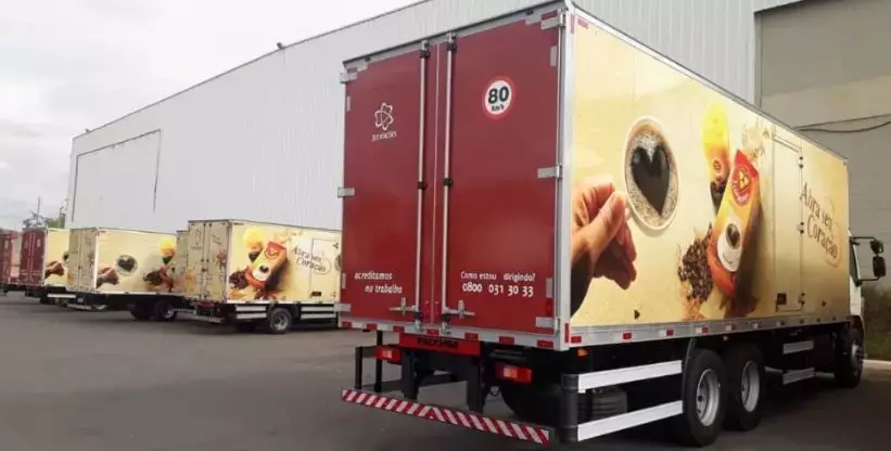 A foto mostra caminhões do Grupo Três Corações