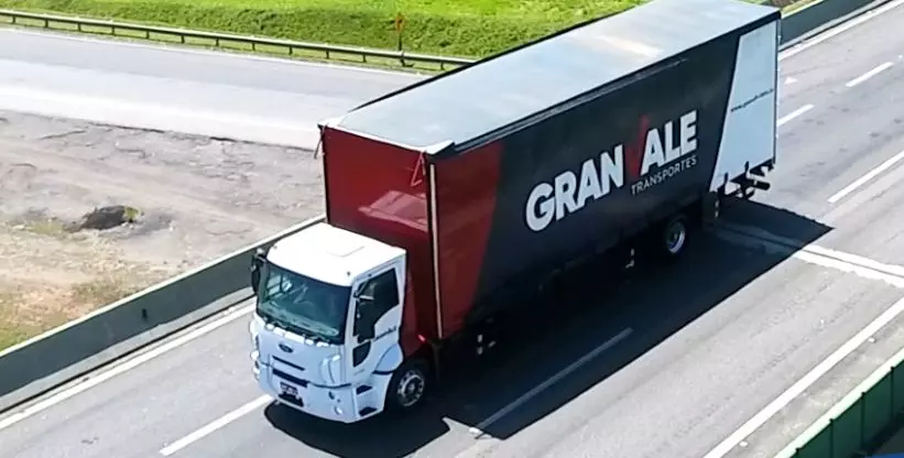 A foto mostra um caminhão da GranVale Transportes