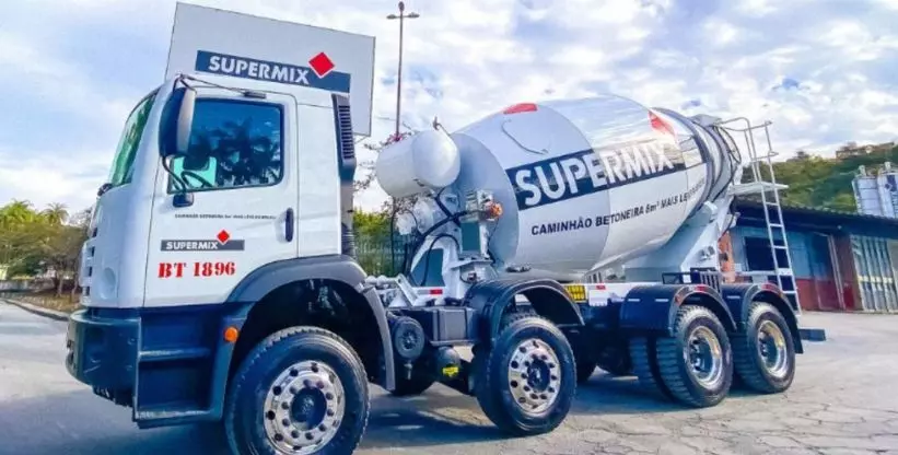 A foto mostra um caminhão betoneira da empresa Supermix