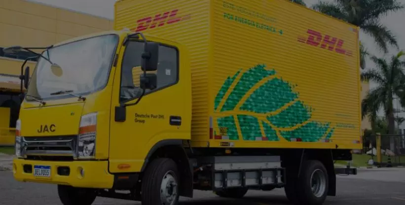 A foto mostra um caminhão elétrico da DHL