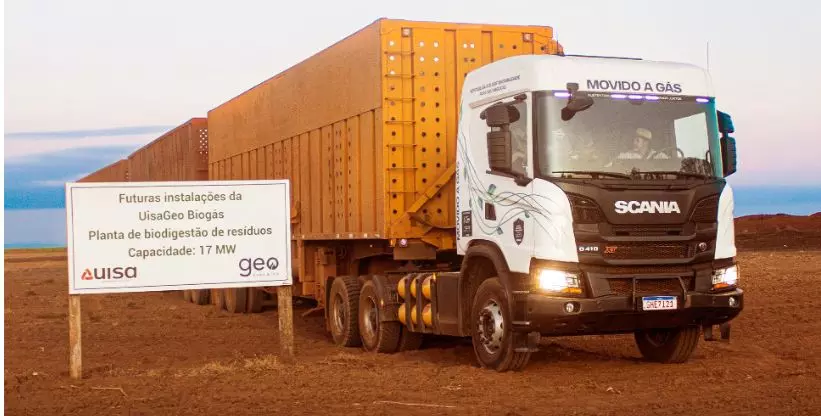 A foto mostra uma carreta da Uisa