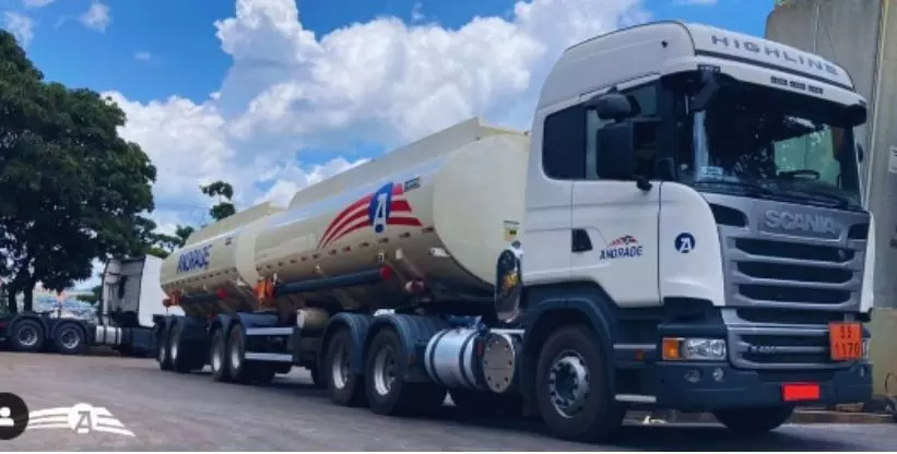 A foto mostra uma carreta da Transportadora Andrade