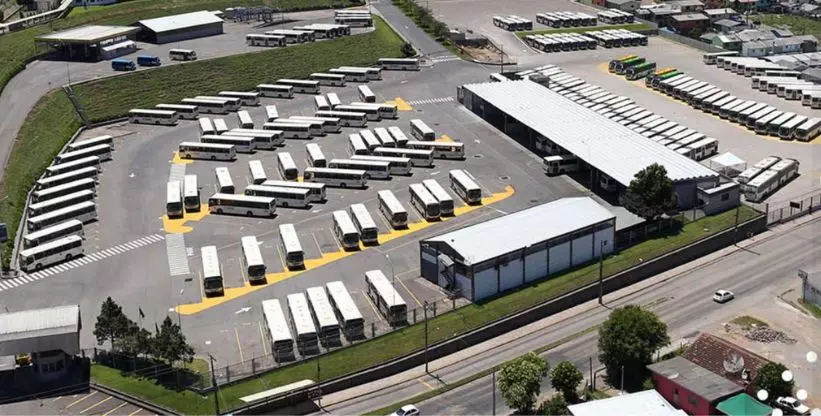 A foto mostra a garagem e frota de ônibus da Visate - Viação Santa Tereza 
