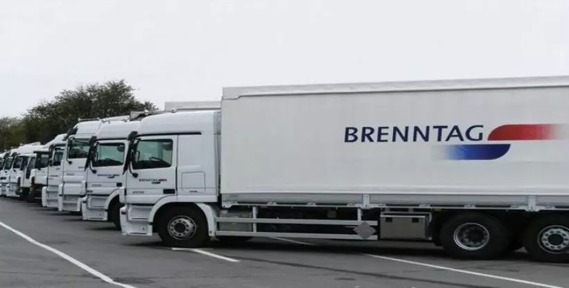 A foto mostra uma frota de caminhões da Brenntag