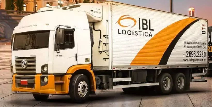 A foto mostra um caminhão da IBL Logística