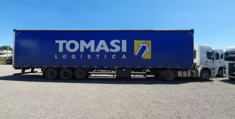 A foto mostra uma carreta da Tomasi Logística