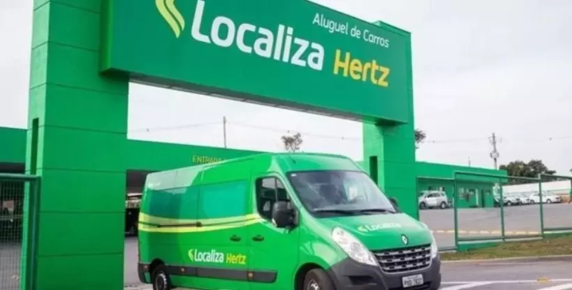 A foto mostra uma van da Localiza