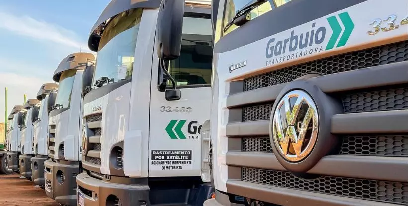 A foto mostra a frota da Transportadora Garbuio