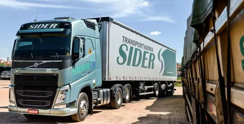 A foto mostra uma carreta da Transportadora Sider