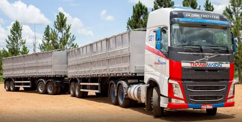 A foto mostra uma carreta rodotrem da Transportadora Transmaion
