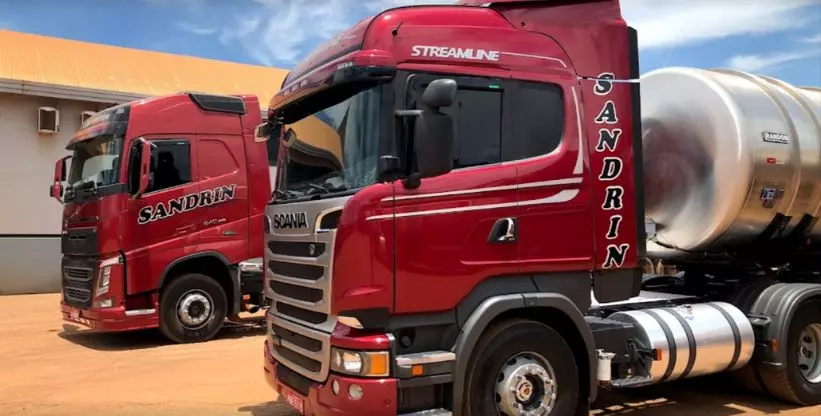 A foto mostra duas carretas da Sandrin Transportes