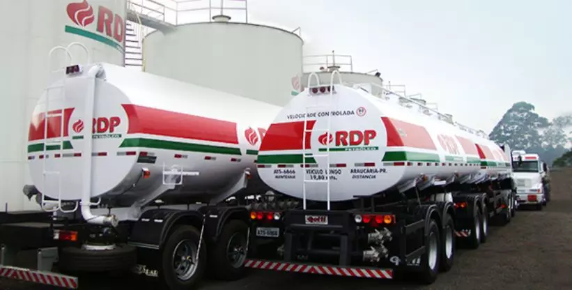 A foto mostra uma carreta da RDP Petróleo