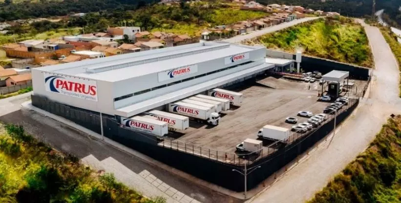 A foto mostra a garagem e frota da empresa Patrus Transportes