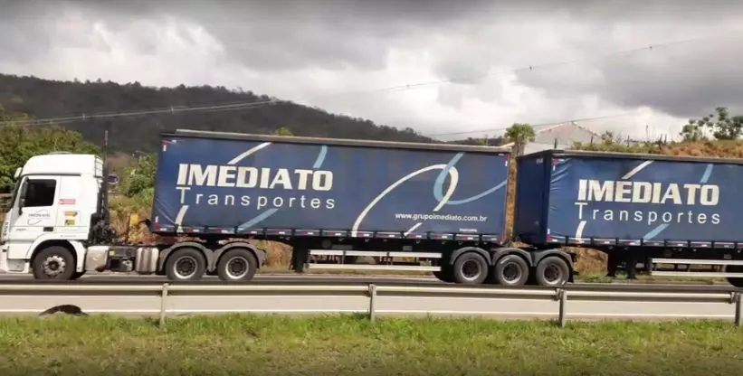 A foto mostra uma carreta bitrem do Grupo Imediato
