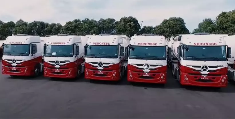 A foto mostra uma parte da frota de caminhões da Veronese Transportes 