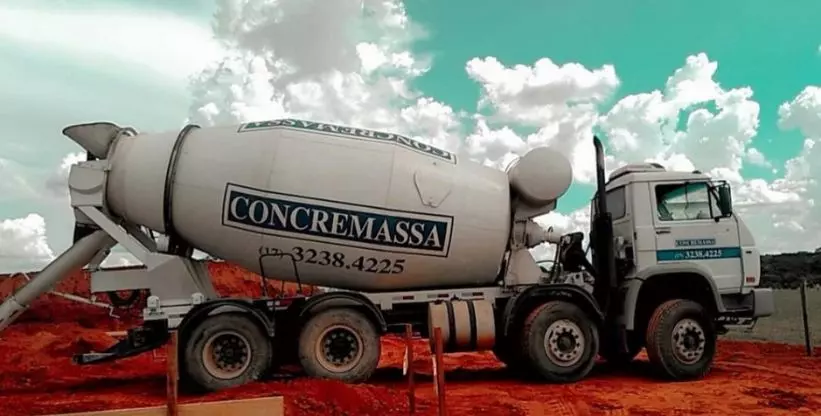 A foto mostra um caminhão betoneira da Concremassa