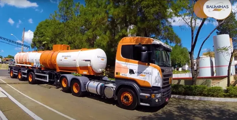 A foto mostra uma carreta da Bauminas Log