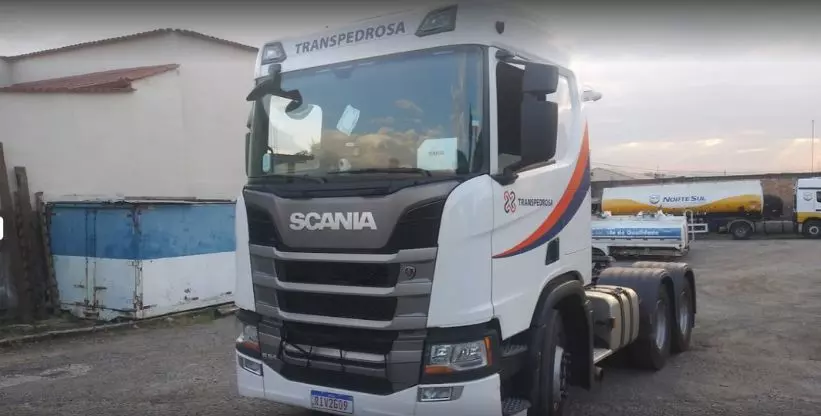 A foto mostra um cavalo mecânico da empresa Transpedrosa