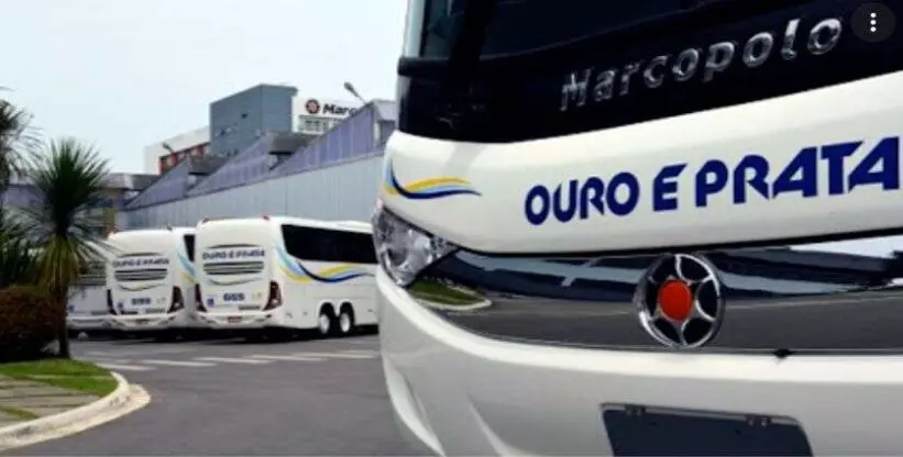 A foto mostra a frota de ônibus da Viação Ouro e Prata