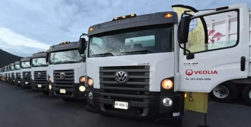 A foto mostra a frota de caminhões da Veolia Brasil