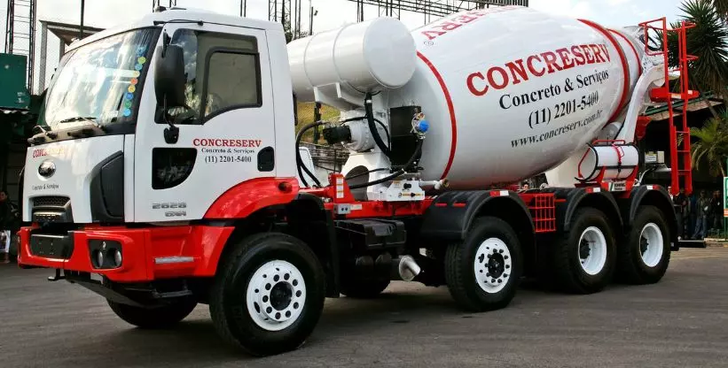 A foto mostra um caminhão betoneira da CONCRESERV