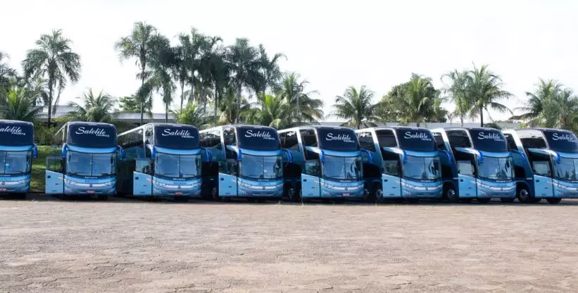 A foto mostra a frota de ônibus da empresa Expresso Satélite Norte