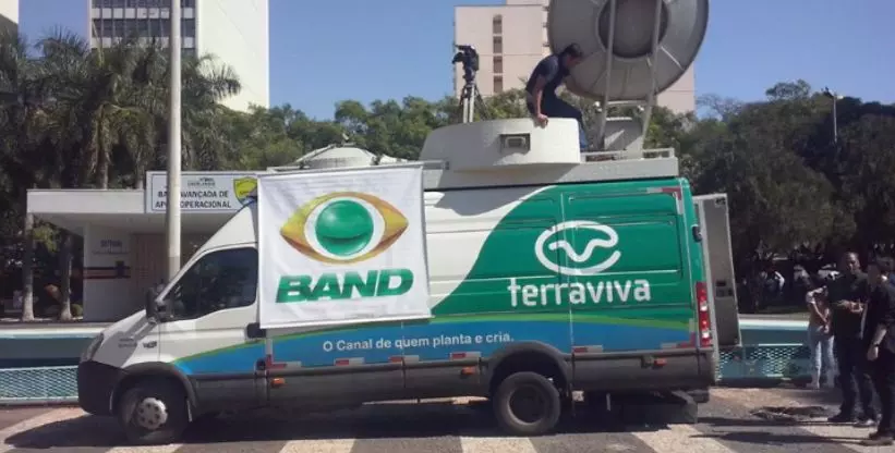 A foto mostra uma van da TV Bandeirantes