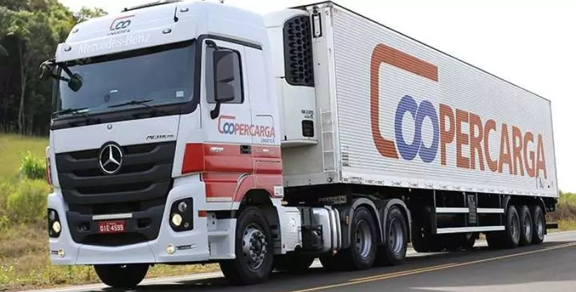 A foto mostra uma carreta da Coopercarga