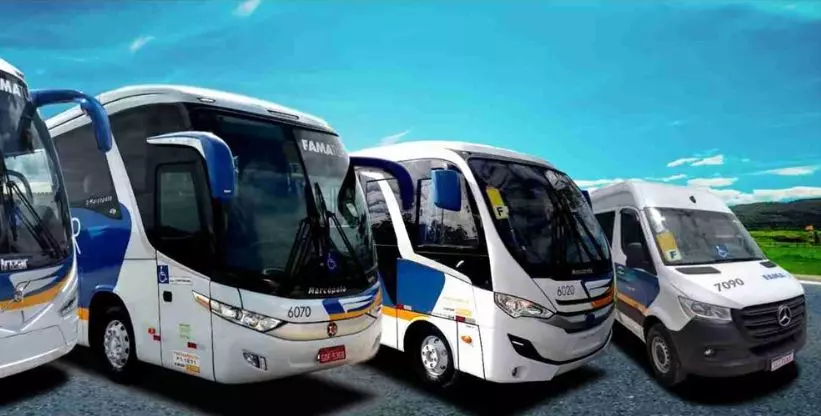 A foto mostra a frota de ônibus e van da da FAMATUR