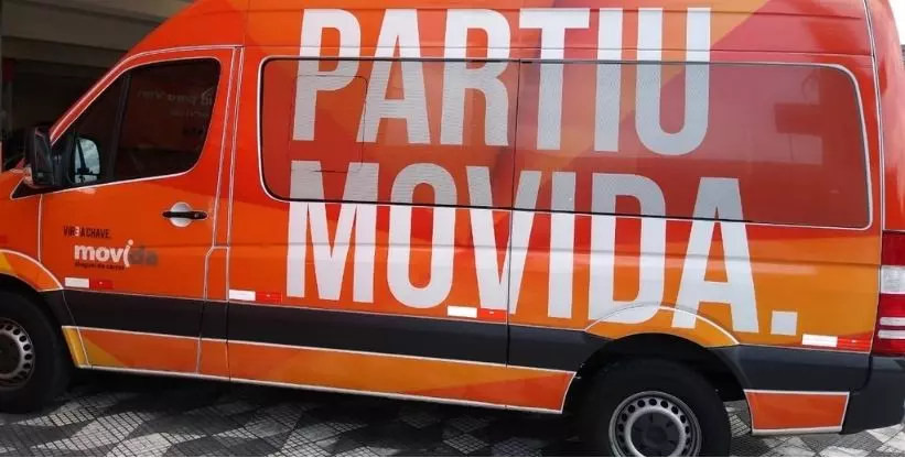 A foto mostra uma van da Movida - 