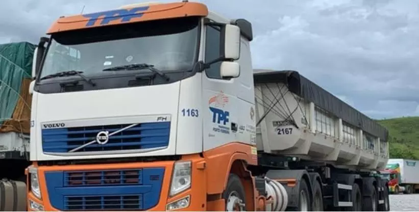 A foto mostra uma carreta da TPF - Transportadora Porto Ferreira