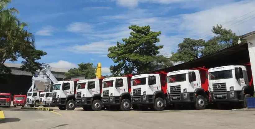 A foto mostra a frota de caminhões da Versátil Engenharia