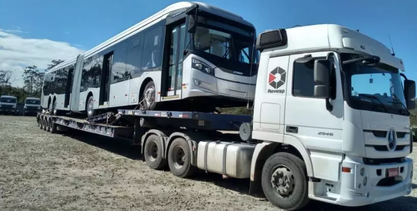 A foto mostra uma carreta da Revesp Transportes