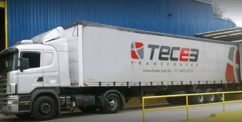 A foto mostra uma carreta da TECEA Transportes
