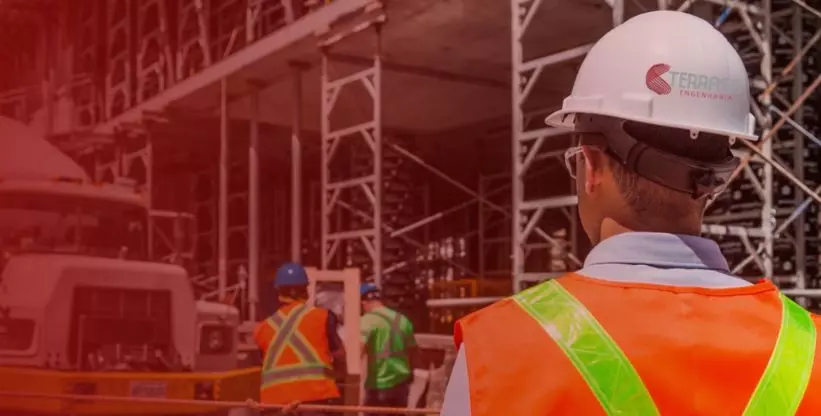 A foto mostra um caminhão e 3 profissionais da empresa Terrasa Engenharia