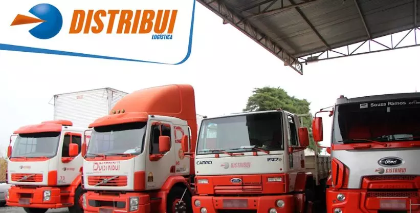 A foto mostra a frota de caminhões da Distribui Logística