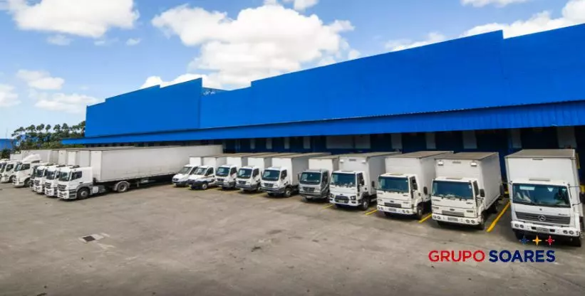 A foto mostra a frota de caminhões do Grupo Soares