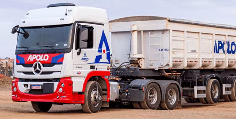 A foto mostra uma carreta da da Apolo Transportes