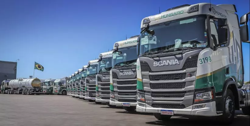 A foto mostra a frota de caminhões Scania da Hungaro Transportes