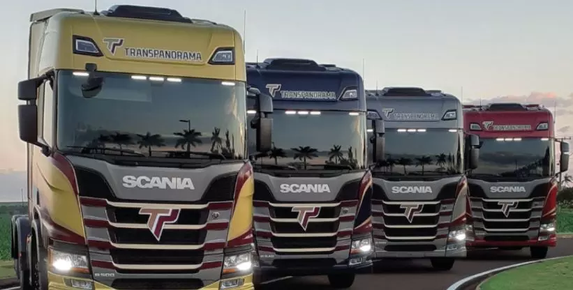 A foto mostra quatro carretas da Transpanorama Transportes
