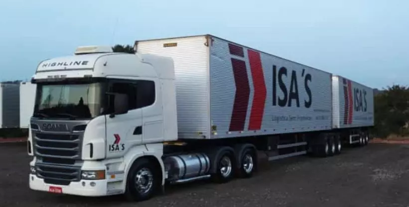 A foto mostra uma carreta da transportadora Isa's Transportes