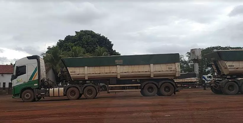 A foto mostra uma carreta da Cereal Ouro