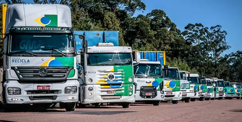A foto mostra a frota de caminhões do Grupo Recicla