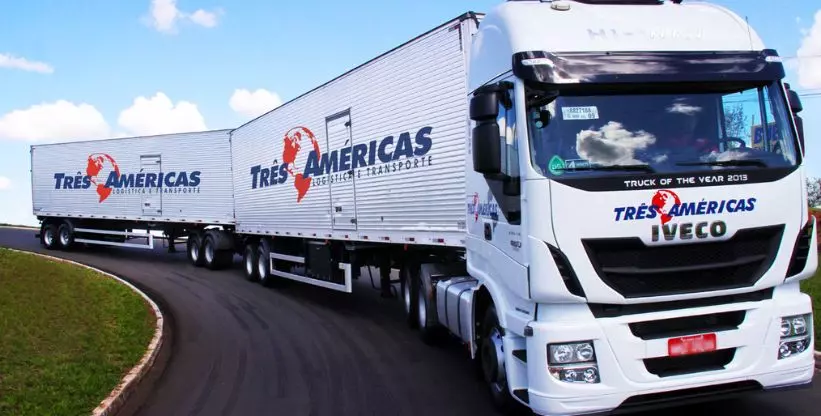 A foto mostra uma carreta da Transportadora Três Américas 