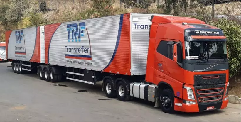 A foto mostra uma carreta da Transrefer