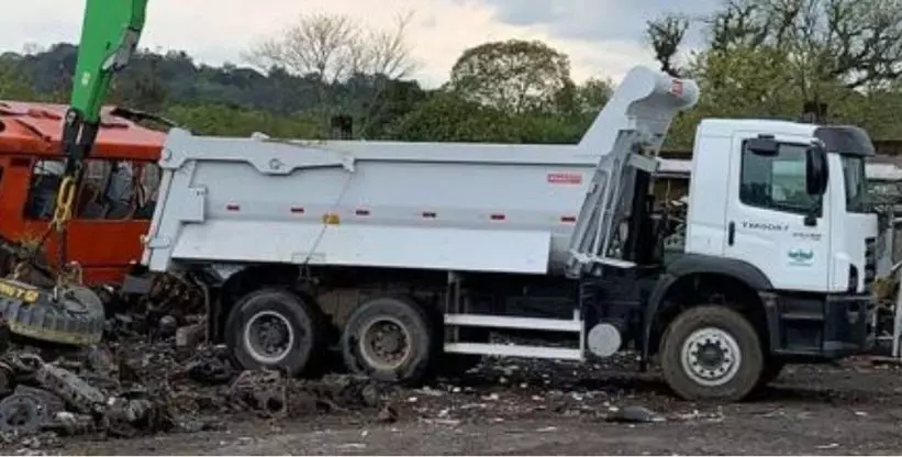 A foto mostra um caminhão da Phoenix Brasil sendo carregado com sucata