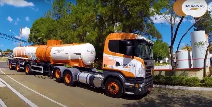 A foto mostra uma carreta da Bauminas Log 