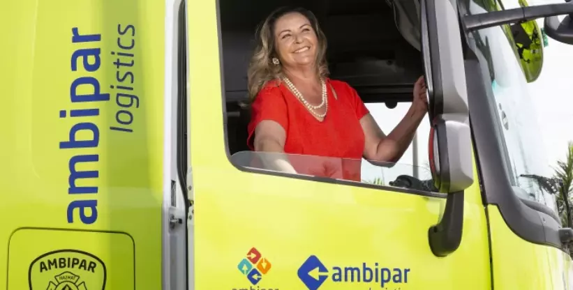 A foto mostra um caminhão da Ambipar
