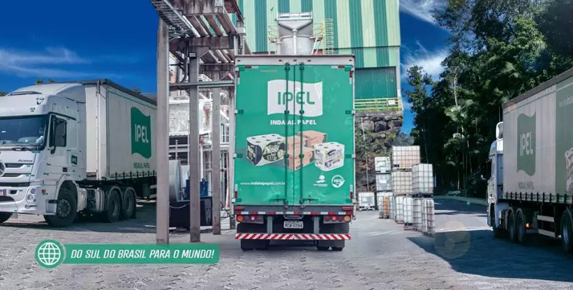 A foto mostra 3 caminhões e carretas da Ipel