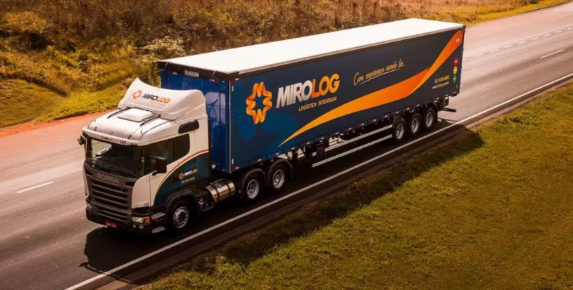 A foto mostra uma carreta da MIRALOG Logística Integrada
